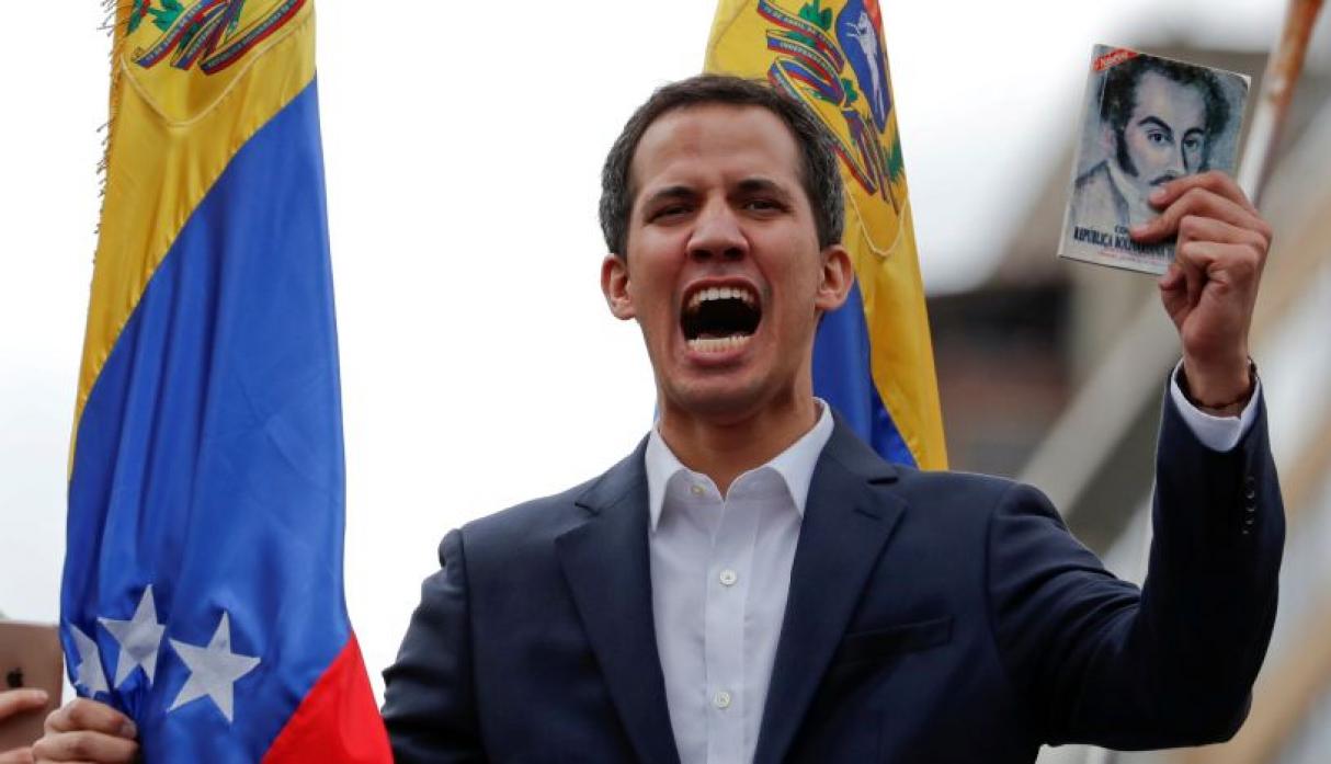 ¿Quién es Juan Guaidó y cuáles son las estrategias detrás de su autoproclamación como presidente de Venezuela?
