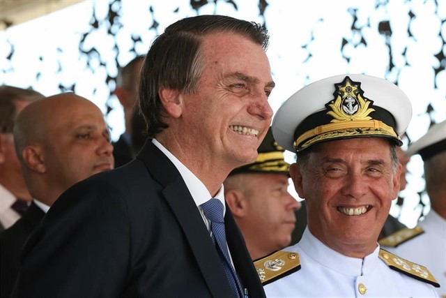 La genuflexión de Bolsonaro ante Trump disgustó a militares brasileños