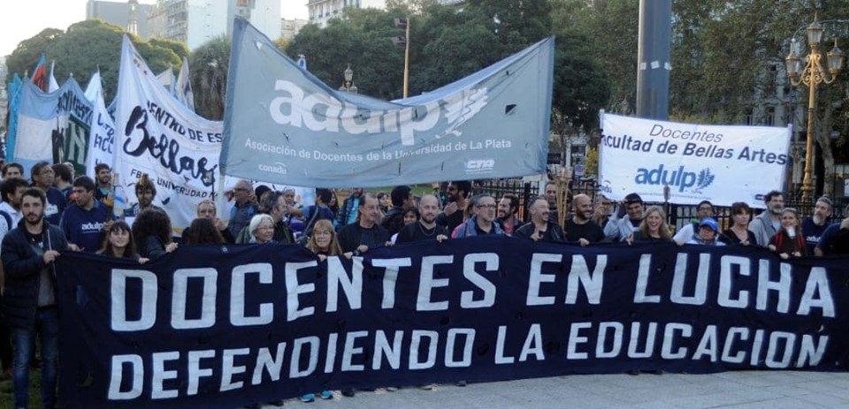 Lo de la comunidad científica y docente contra el ajuste cambiemita en Plaza de Mayo fue un antorchazo