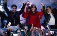 Junto a una multitud, Florencia Saintout recibió a Cristina Fernández en La Plata