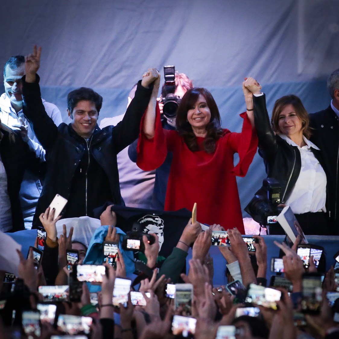 Junto a una multitud, Florencia Saintout recibió a Cristina Fernández en La Plata