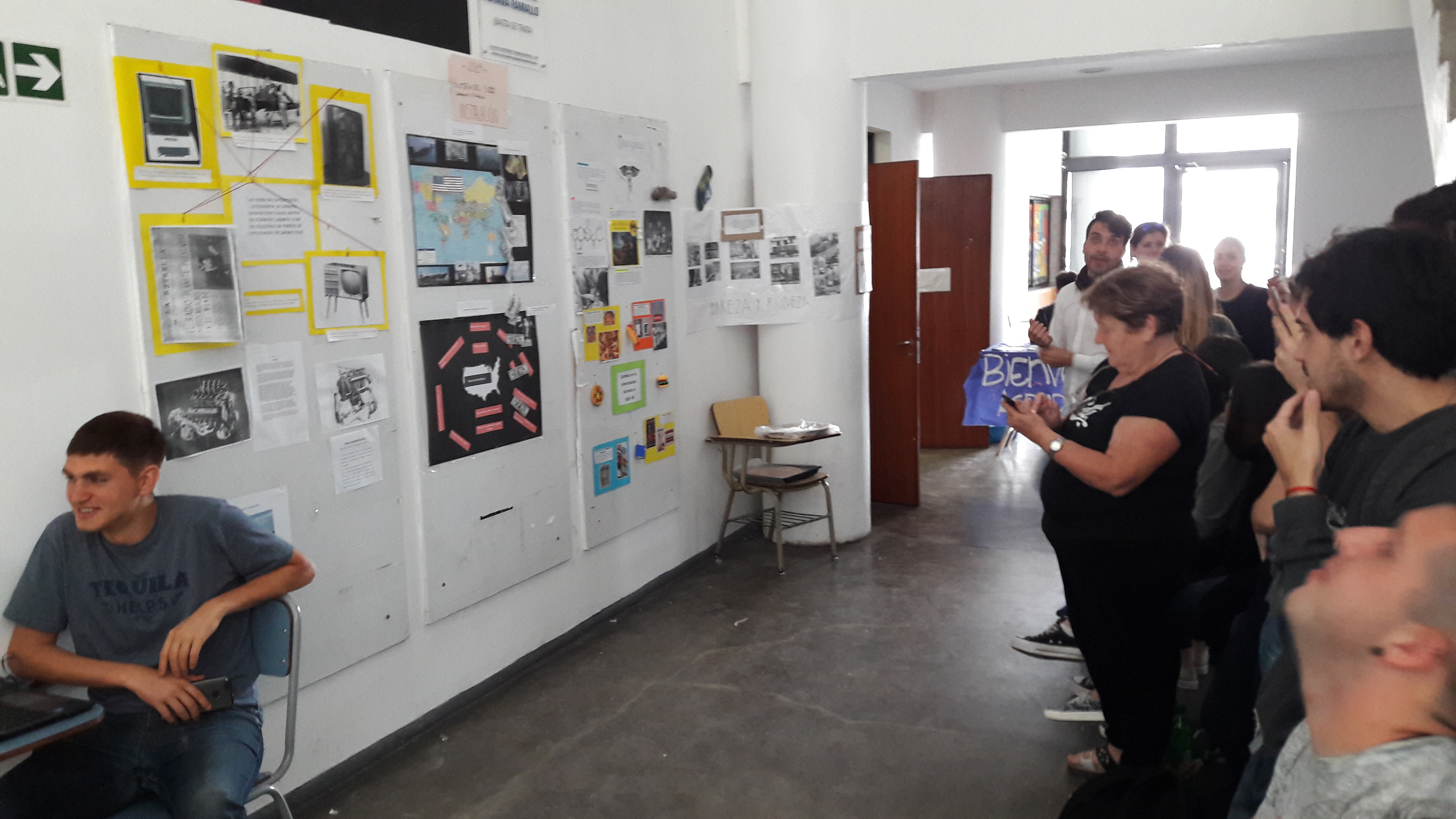 Con un mural sobre íconos temáticos del Siglo XX se cerraron clases prácticas de Historia en Periodismo de la UNLP