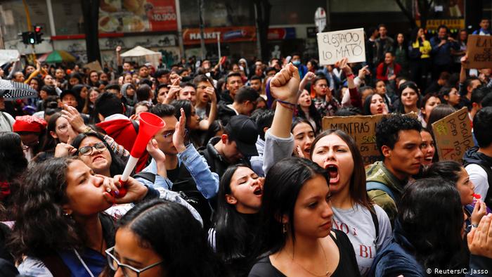 Miles de personas protestan en las calles de Colombia