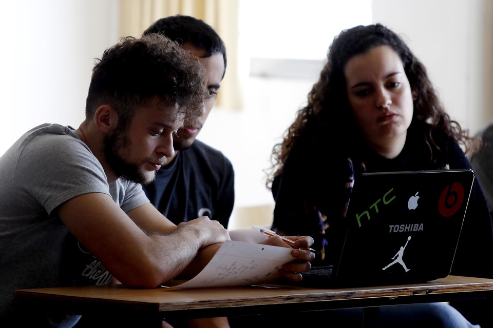 Algo menos de la mitad de los estudiantes universitarios bonaerenses carecen de conectividad